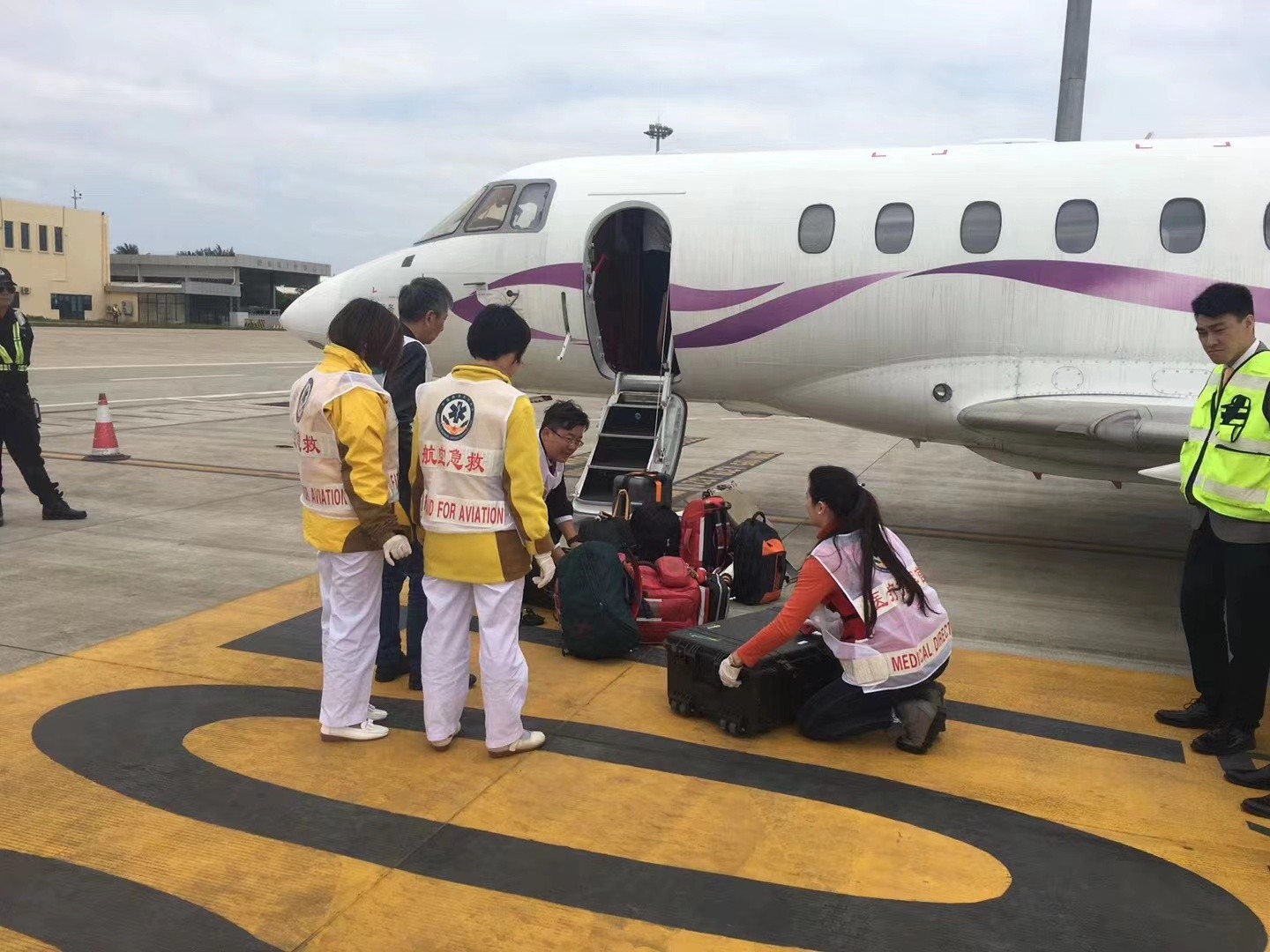 塔城市香港出入境救护车出租